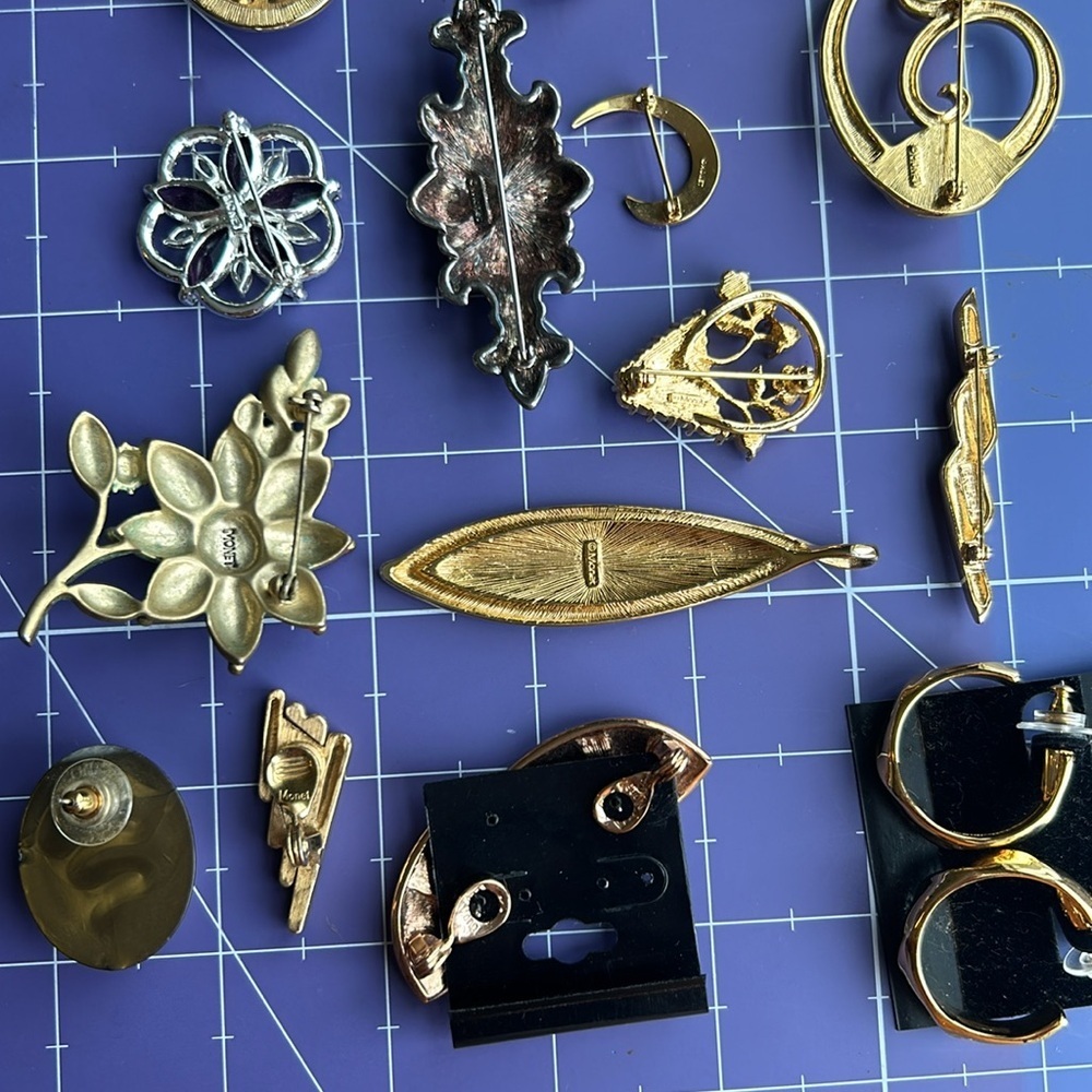 Monet collection of brooches & earrings new & old EUC  and travel pouch included - Picture 12 of 14